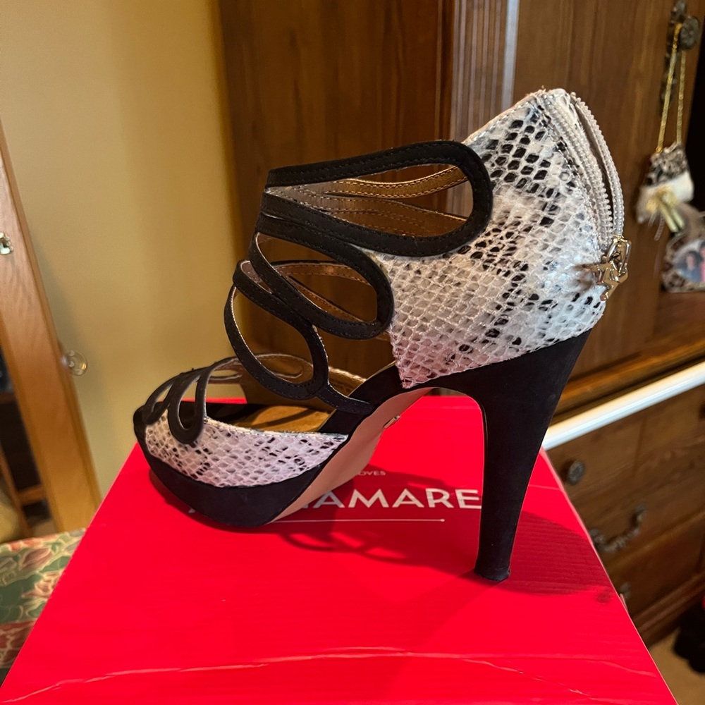 Snakeprint/Black heels with zippered back